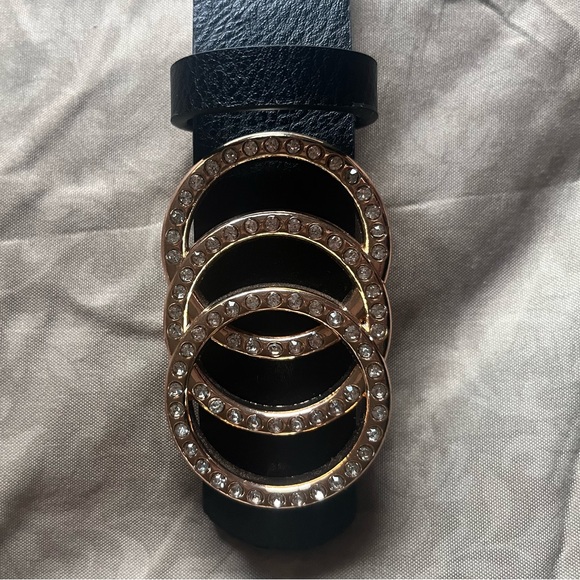 SOLD- FREE W/ BUNDLE Rose gold buckle faux leather belt - Picture 2 of 4